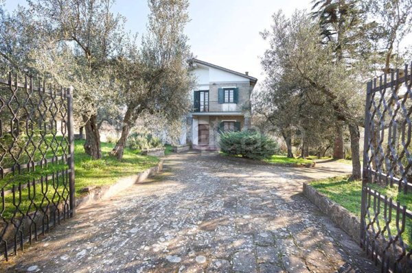 casa indipendente in vendita a Vetralla in zona Madonna del Ponte