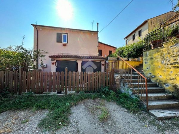 casa indipendente in vendita a Vetralla