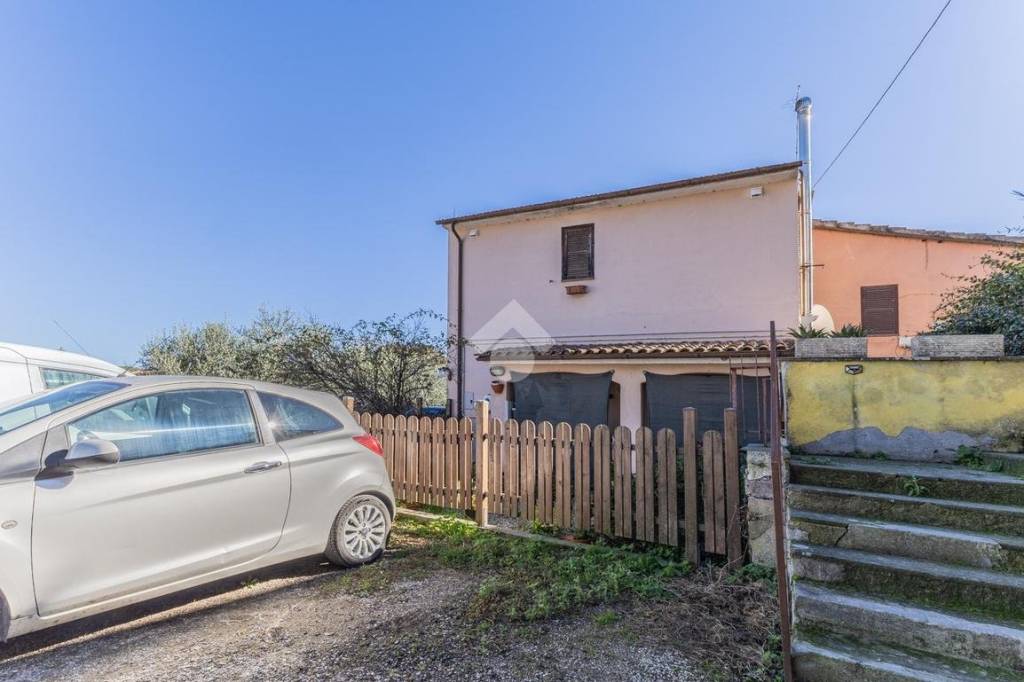 casa indipendente in vendita a Vetralla