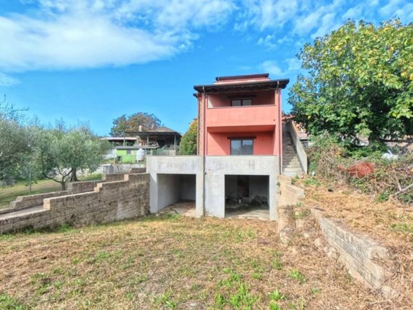 casa indipendente in vendita a Vetralla