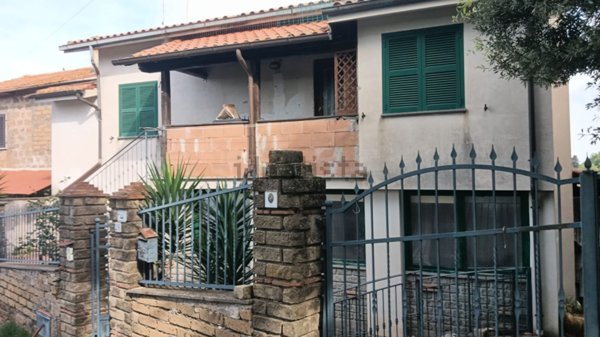 casa indipendente in vendita a Vetralla