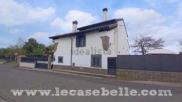 casa indipendente in vendita a Vetralla