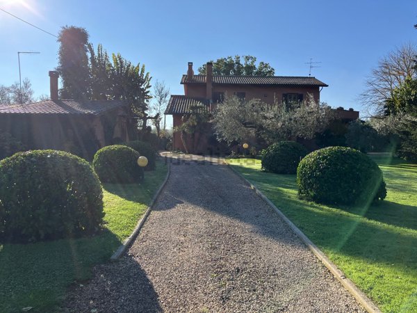 casa indipendente in vendita a Vetralla in zona Cura di Vetralla