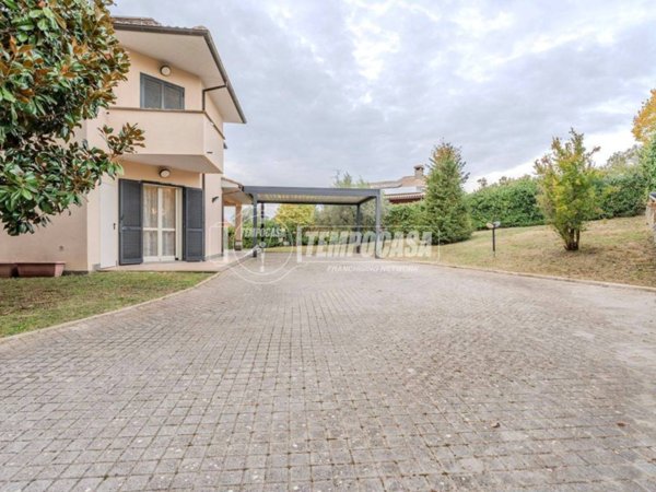 casa indipendente in vendita a Vetralla