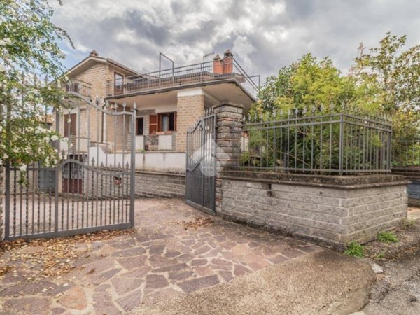 casa indipendente in vendita a Vetralla