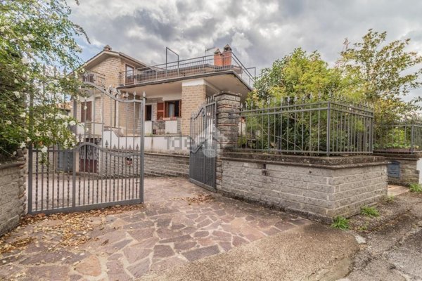 casa indipendente in vendita a Vetralla