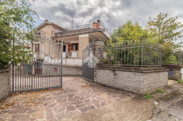 casa indipendente in vendita a Vetralla