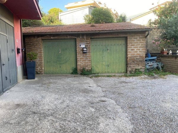 locale di sgombero in vendita a Vetralla