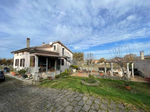 casa indipendente in vendita a Vetralla in zona Pietrara