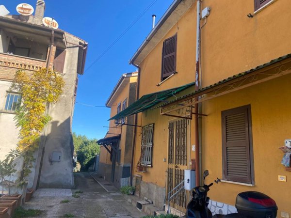 casa indipendente in vendita a Vetralla in zona Cura di Vetralla