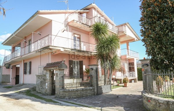 casa indipendente in vendita a Vetralla