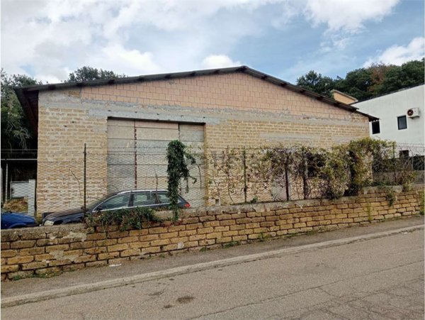 capannone in vendita a Vetralla