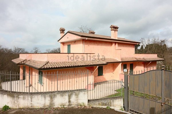 casa indipendente in vendita a Vetralla