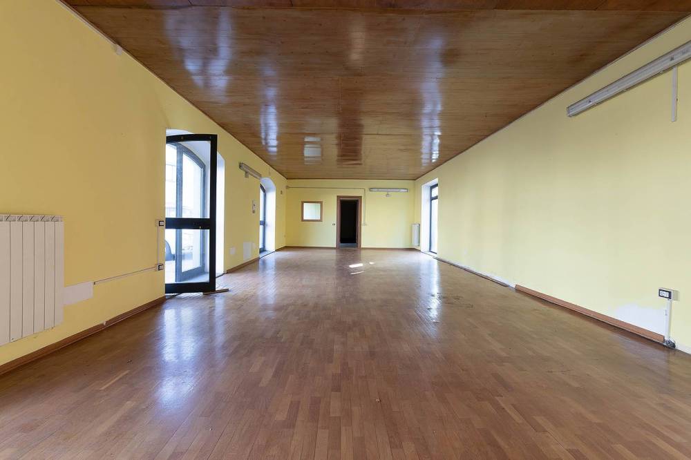 locale commerciale in vendita a Vetralla in zona Cura di Vetralla