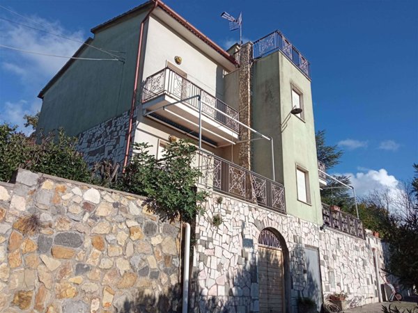 casa indipendente in vendita a Vetralla in zona Tre Croci