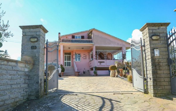 casa indipendente in vendita a Vetralla