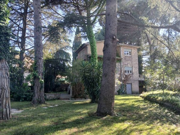 casa indipendente in vendita a Vetralla
