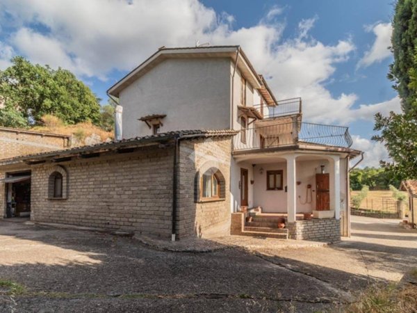 casa indipendente in vendita a Vetralla