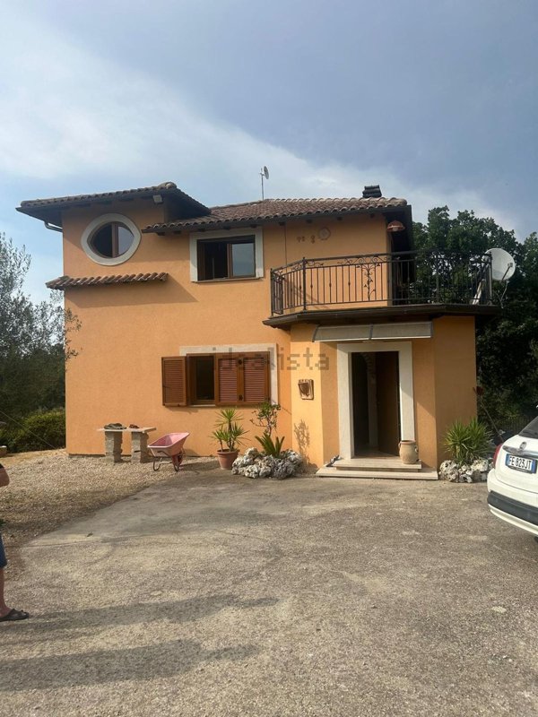 casa indipendente in vendita a Vetralla