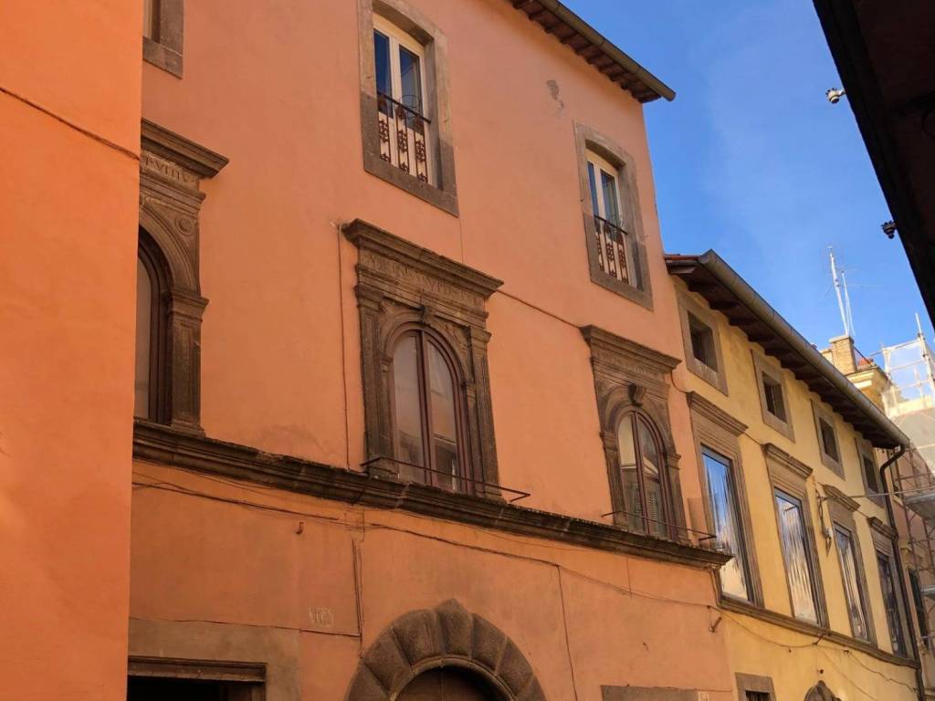 intera palazzina in vendita a Vetralla in zona Cura di Vetralla
