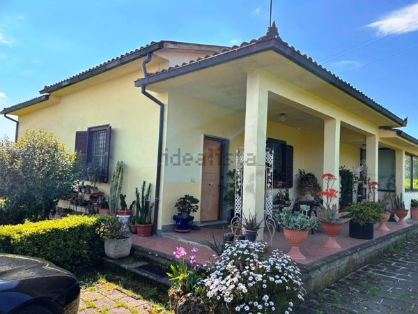 casa indipendente in vendita a Vetralla in zona Cura di Vetralla