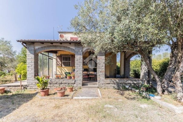 casa indipendente in vendita a Vetralla