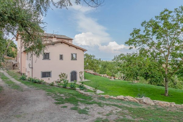 casa indipendente in vendita a Viterbo