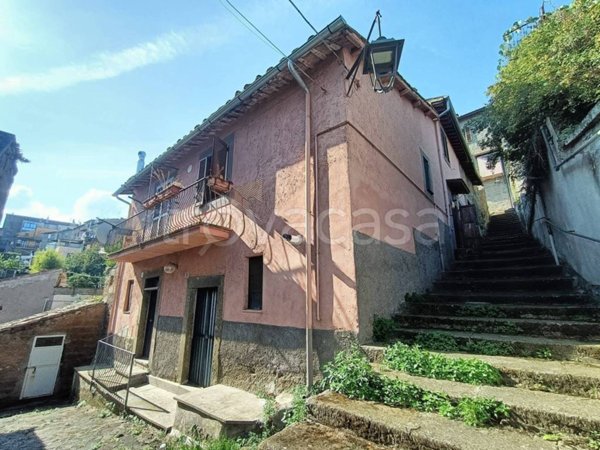 casa indipendente in vendita a Viterbo in zona Bagnaia