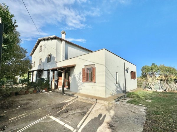 casa indipendente in vendita a Viterbo in zona Castel d'Asso