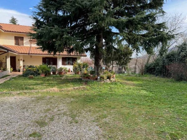 casa indipendente in vendita a Viterbo in zona San Martino al Cimino