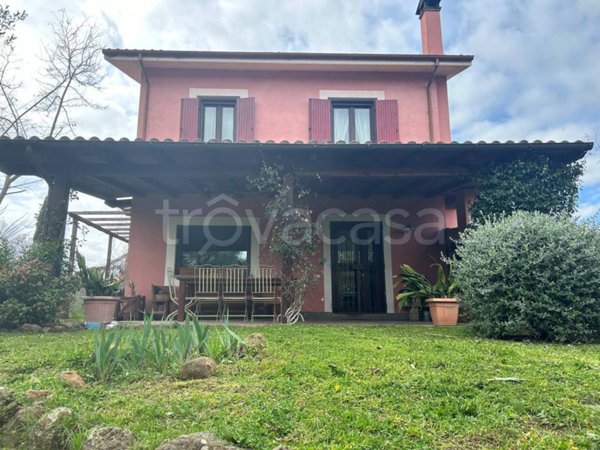 casa indipendente in vendita a Viterbo in zona Tobia