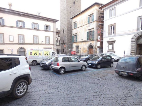 locale commerciale in vendita a Viterbo in zona Centro Città