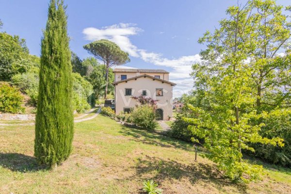 casa indipendente in vendita a Viterbo