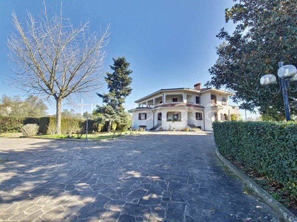 casa indipendente in vendita a Viterbo