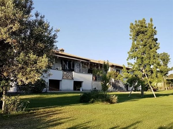 casa indipendente in vendita a Viterbo