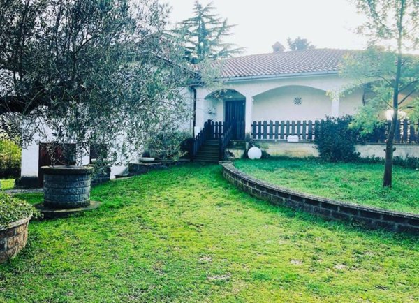 casa indipendente in vendita a Viterbo in zona Monterazzano