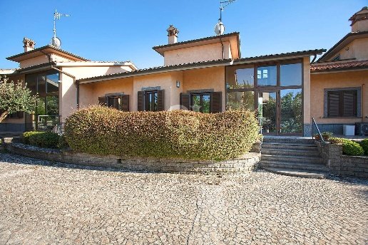 casa indipendente in vendita a Viterbo in zona Centro Città