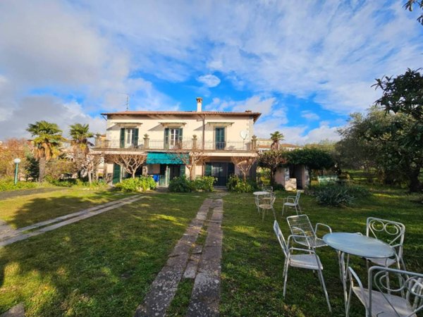 casa indipendente in vendita a Viterbo in zona Centro Città
