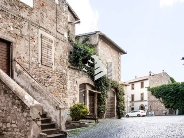 negozio in vendita a Viterbo in zona Centro Città