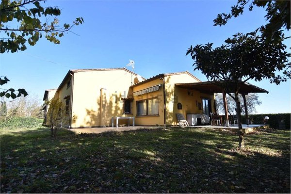 casa indipendente in vendita a Viterbo