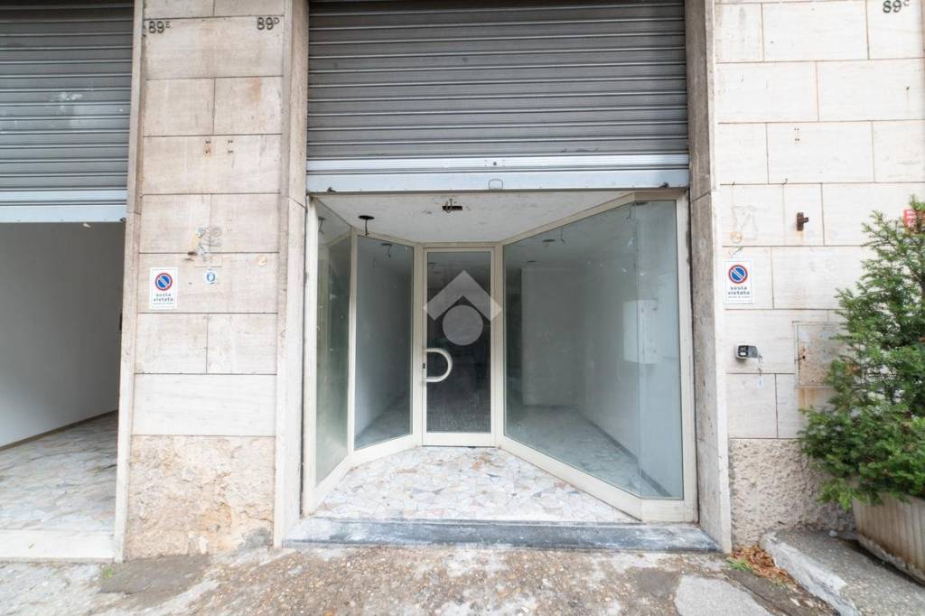 locale commerciale in vendita a Viterbo in zona Bagnaia