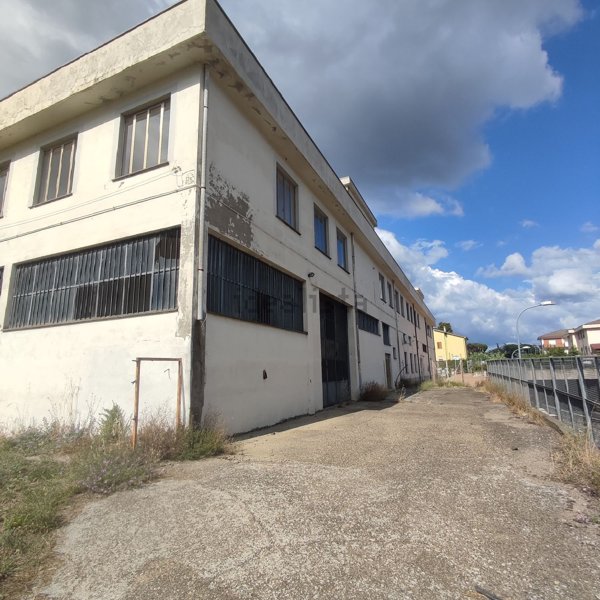 locale di sgombero in vendita a Viterbo
