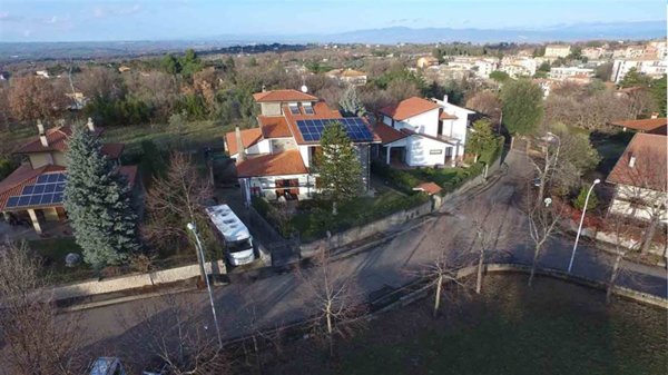 casa indipendente in vendita a Viterbo in zona Bagnaia