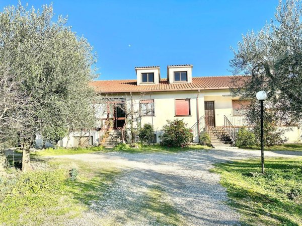 casa indipendente in vendita a Viterbo