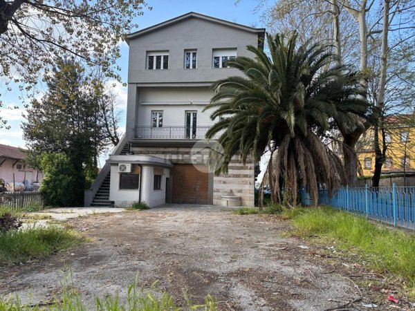 locale di sgombero in vendita a Viterbo in zona Centro Città