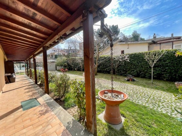 casa indipendente in vendita a Viterbo in zona Tobia