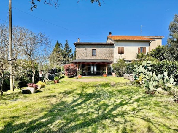 casa indipendente in vendita a Viterbo