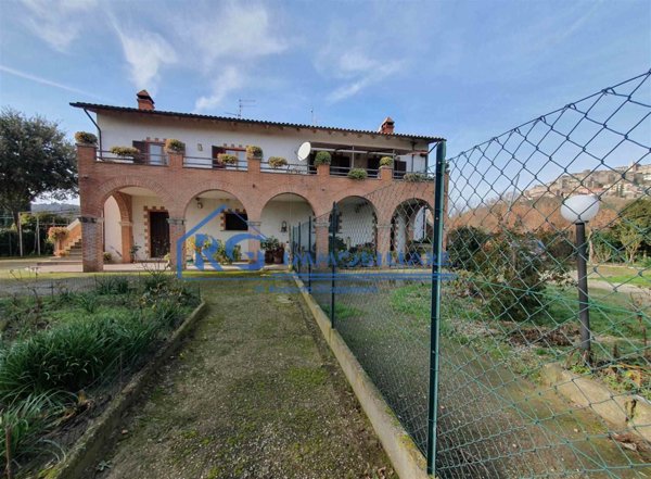 casa indipendente in vendita a Viterbo