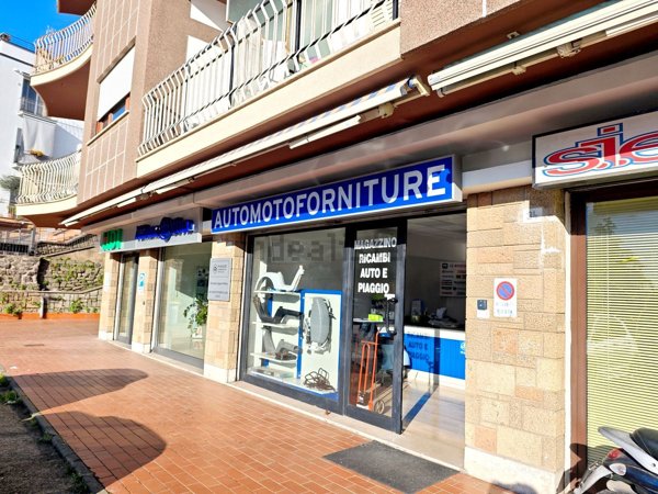 locale commerciale in vendita a Viterbo