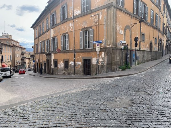 locale commerciale in vendita a Viterbo in zona Centro Città